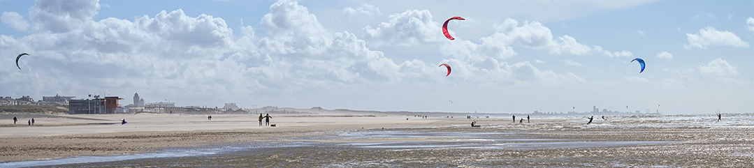 Kitesurfers in Katwijk aan Zee